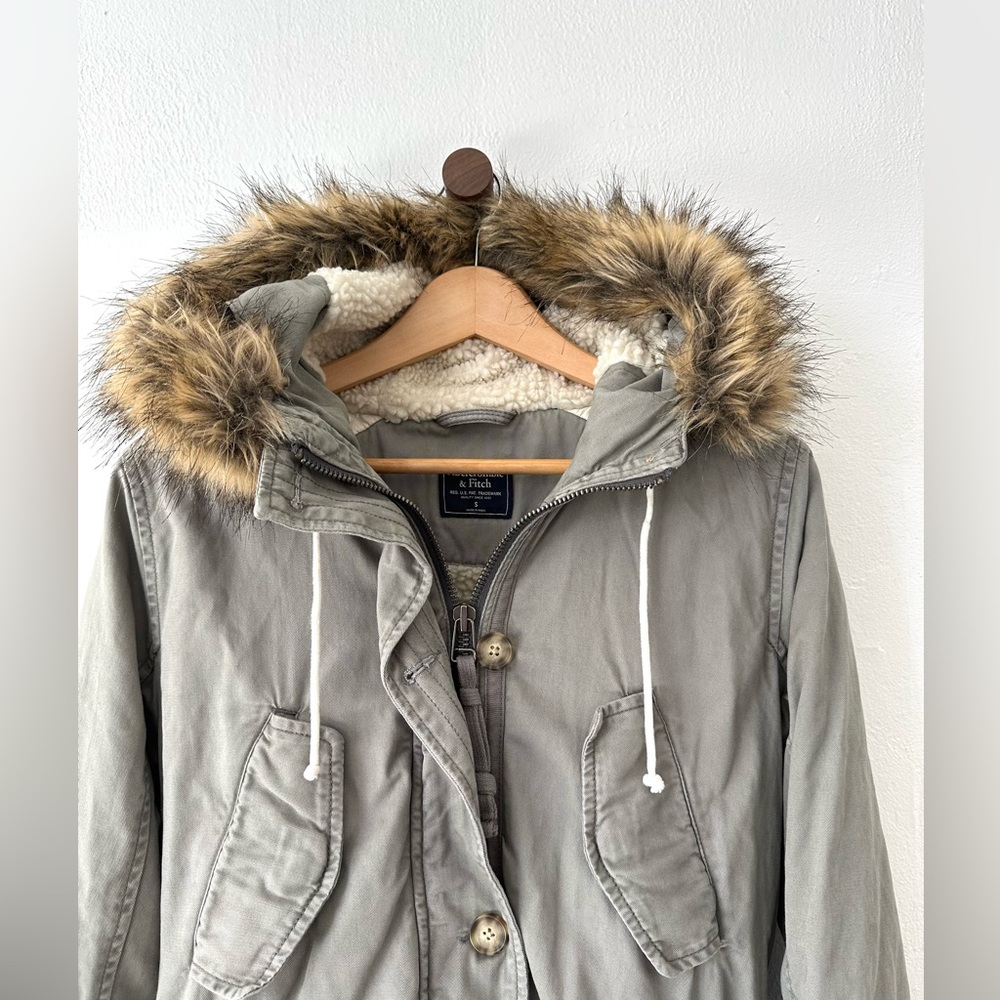 Abercrombie & Fitch Olive Utility Jacket with Fur Trimmed Hood - Picture 4 of 7